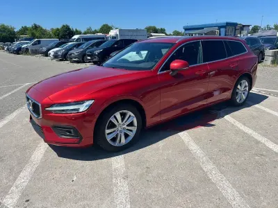 Gebraucht Volvo V60 Momentum 150 PS (110 kW) 2021 Rot Kombi