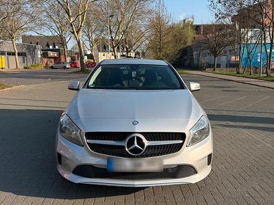 Gebraucht Mercedes A180 122 PS (89 kW) 2016 Silber Limousine
