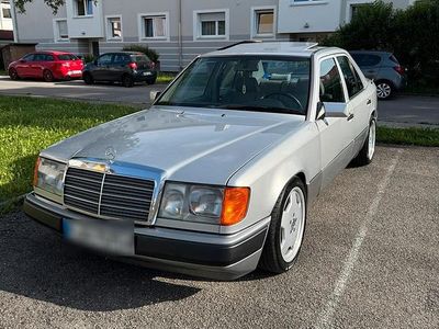 Second-hand Mercedes E230 132 CP (97 kW) 1991 Argintiu Berlinǎ