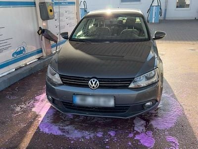 Gebraucht VW Jetta 105 PS (77 kW) 2012 Grau Limousine
