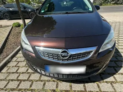 Usata Opel Astra Edition 120 CV (88 kW) 2012 Marrone Station wagon