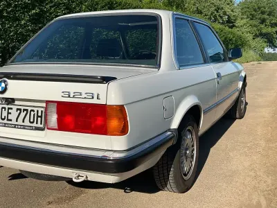 Gebraucht BMW 323 139 PS (102 kW) 1986 Weiß Limousine