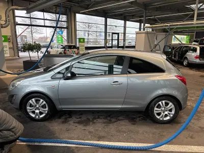 Gebraucht Opel Corsa 101 PS (74 kW) 2011 Silber Kleinwagen