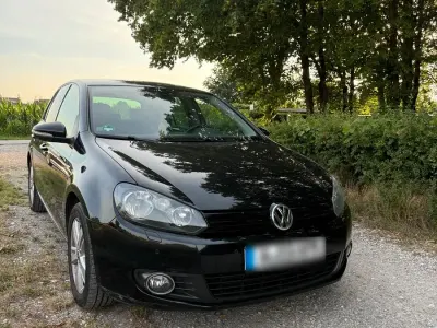Gebraucht VW Golf VI Match 105 PS (77 kW) 2012 Schwarz Kleinwagen