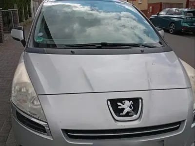Gebraucht Peugeot 5008 Active 156 PS (114 kW) 2011 Silber Van / Kleinbus