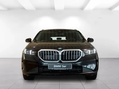 Neu BMW 530 Performance 299 PS (219 kW) 2026 Black sapphire metallic (schwarz) Kombi