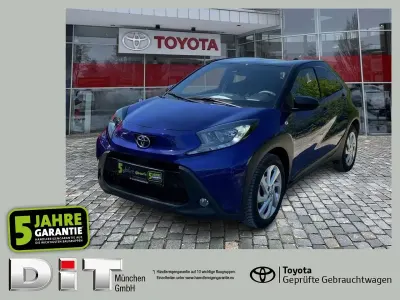 Gebraucht Toyota Aygo Pulse 72 PS (52 kW) 2022 Juniper blue (8y8)/ black mica Kleinwagen