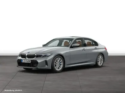 Gebraucht BMW 330e 292 PS (214 kW) 2025 Skyscraper grau metallic Limousine