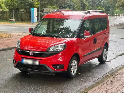 Gebraucht Fiat Doblò 95 PS (69 kW) 2018 Rot Van / Kleinbus