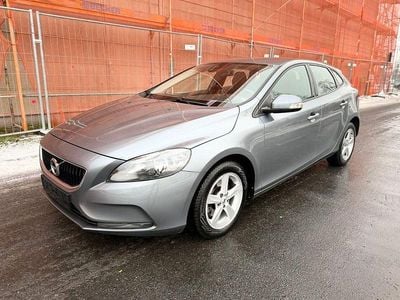 Grau Gebraucht 2018 Volvo V40 Kinetic Limousine | 8.999 € (Superpreis)