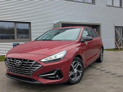 Gebraucht Hyundai i30 Intro Edition 159 PS (116 kW) 2020 Rot Limousine