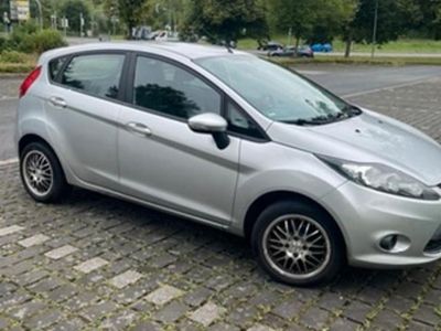 Gebraucht Ford Fiesta Trend 82 PS (60 kW) 2010 Silber Kleinwagen