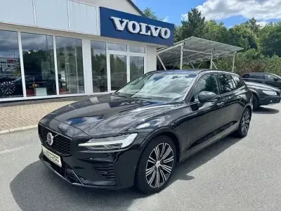Gebraucht Volvo V60 Plus 349 PS (256 kW) 2023 Onyx black (metallic) Kombi