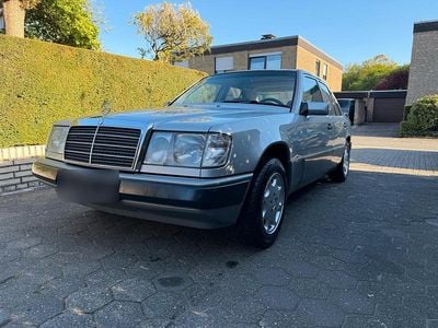 Second-hand Mercedes E250 95 CP (69 kW) 1990 Argintiu Berlinǎ