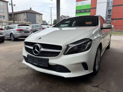 Gebraucht Mercedes A180 122 PS (89 kW) 2018 Calcitweiss/zirrusweiss Limousine