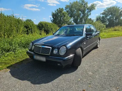 Gebraucht Mercedes E240 170 PS (125 kW) 1998 Schwarz Limousine