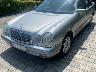 Mercedes E200