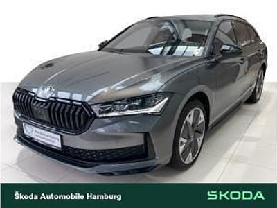 Neu Skoda Superb SportLine 193 PS (141 kW) 2026 Grau (graphitegrau metallic) Kombi
