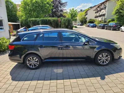 Gebraucht Toyota Avensis 124 PS (91 kW) 2013 Blau Kombi