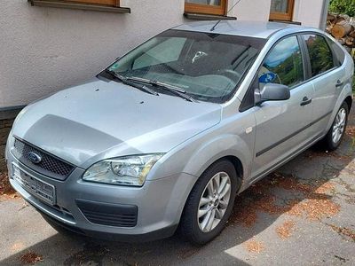 Gebraucht Ford Focus Trend 101 PS (74 kW) 2005 Silber Limousine