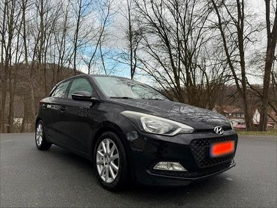 Gebraucht Hyundai i20 84 PS (61 kW) 2015 Schwarz Kleinwagen
