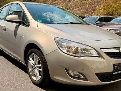 Gebraucht Opel Astra Edition 116 PS (85 kW) 2010 Pannacotta Limousine