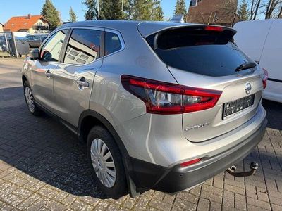 Gebraucht Nissan Qashqai Acenta 116 PS (85 kW) 2017 Silber SUV