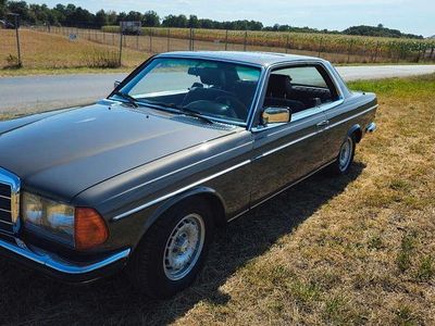 Gebraucht Mercedes 230 136 PS (100 kW) 1982 Grau