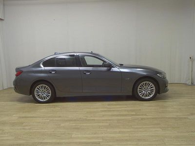 Grau Gebraucht 2022 BMW 320e Luxury Line Limousine | 25.280 € (Superpreis)