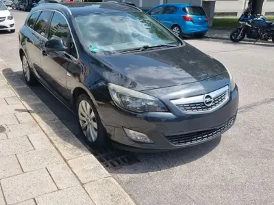 Gebraucht Opel Astra 140 PS (102 kW) 2012 Schwarz Kombi