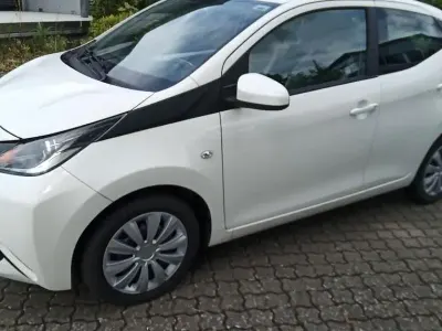 Używany Toyota Aygo X-play 69 KM (50 kW) 2015 Biały Hatchback