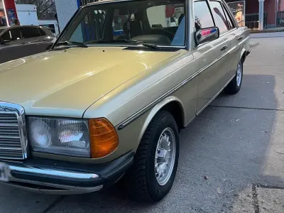 Gebraucht Mercedes E230 136 PS (100 kW) 1985 Grün Limousine