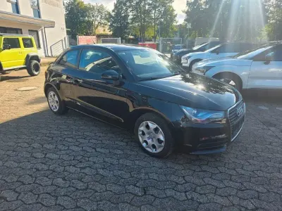 Używany Audi A1 Attraction 86 KM (63 kW) 2011 Czarny Hatchback
