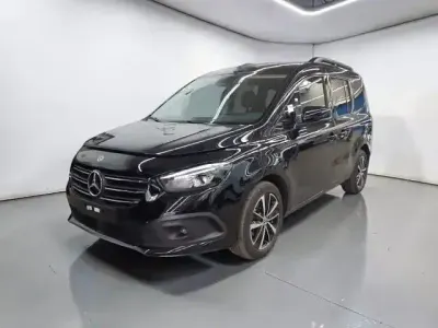 Gebraucht Mercedes T180 Progressive 131 PS (96 kW) 2024 Loparitschwarz Van / Kleinbus