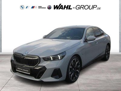 Neu BMW 550e M Sport 489 PS (359 kW) 2026 Grau Limousine