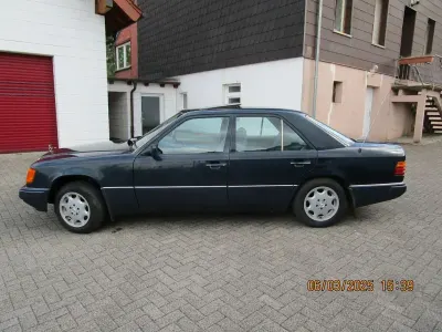 Second-hand Mercedes E200 118 CP (86 kW) 1990 Albastru Berlinǎ
