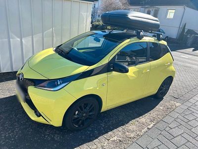 Gebraucht Toyota Aygo X-cite 69 PS (50 kW) 2016 Gelb Kleinwagen