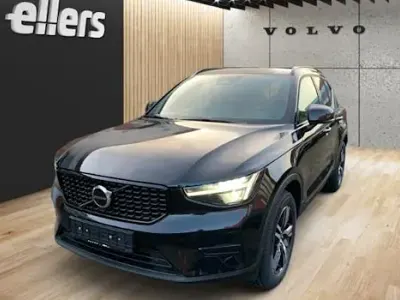 Neu Volvo XC40 Plus 197 PS (144 kW) 2025 Schwarz SUV