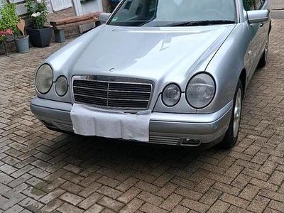 Mercedes E200