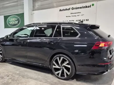Gebraucht VW Golf VIII R-line 190 PS (139 kW) 2023 Deep black perleffekt Kombi