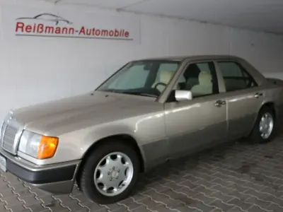 Gebraucht Mercedes E250 90 PS (66 kW) 1991 Gold Limousine