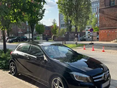 Gebraucht Mercedes A180 122 PS (89 kW) 2014 Schwarz Kleinwagen