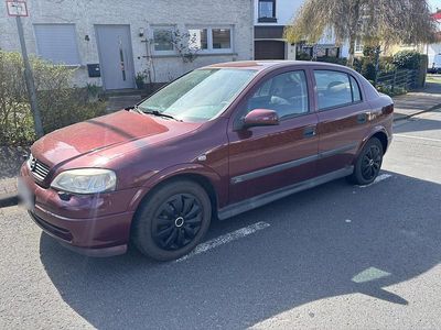 Używany Opel Astra 100 KM (73 kW) 2002 Czerwony Sedan/Limuzyna
