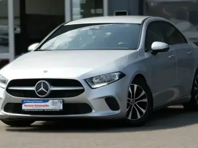 Gebraucht Mercedes A180 Style 116 PS (85 kW) 2020 Iridiumsilber metallic Limousine