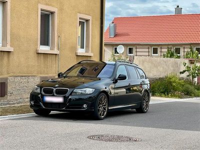 Gebraucht BMW 320 163 PS (119 kW) 2009 Schwarz Kombi