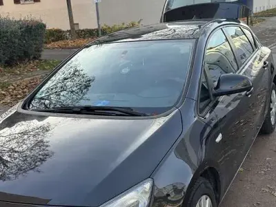 Gebraucht Opel Astra 101 PS (74 kW) 2013 Schwarz Kombi