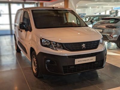 Weiß Gebraucht 2023 Peugeot Partner Premium Van / Kleinbus | 20.590 € (Etwas zu teuer)