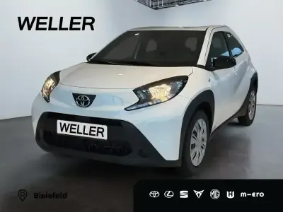Neu Toyota Aygo Play 69 PS (50 kW) 2026 Super white 2 (weiss) Kleinwagen
