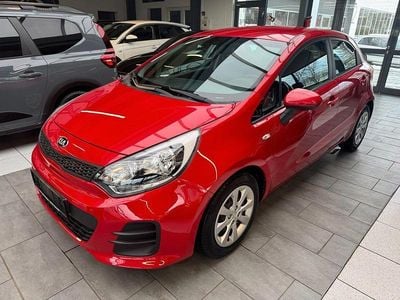 Rot Gebraucht 2016 Kia Rio Limousine | 5.950 €