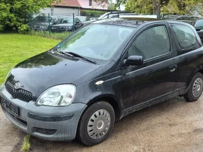 Używany Toyota Yaris Eco 65 KM (47 kW) 2003 Czarny Hatchback